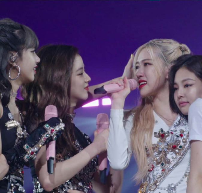 Pensa que acabou? Nananinanão! Os fãs de K-pop podem comemorar que Blackpink vai marcar presença. A banda fará sua estreia ao vivo no palco do VMA com a apresentação de Pink Venom. A premiação ainda trará performances de Lil Nas X, Jack Harlow, Maneskin, J Balvin e Kane Brown. Pensa que acabou? Nananinanão! Os fãs de K-pop podem comemorar que Blackpink vai marcar presença. A banda fará sua estreia ao vivo no palco do VMA com a apresentação de Pink Venom. A premiação ainda trará performances de Lil Nas X, Jack Harlow, Maneskin, J Balvin e Kane Brown.