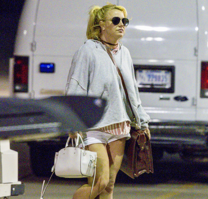 Britney Spears comemora nova música e faz <I>topless</i> nas redes sociais