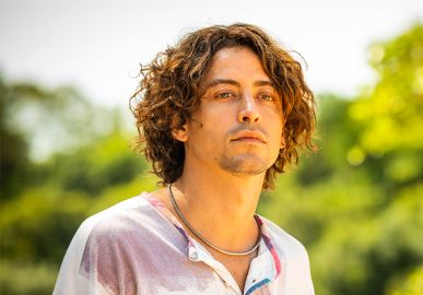 Após <i>Pantanal</i>, Jesuíta Barbosa curte férias românticas com o namorado no Ceará