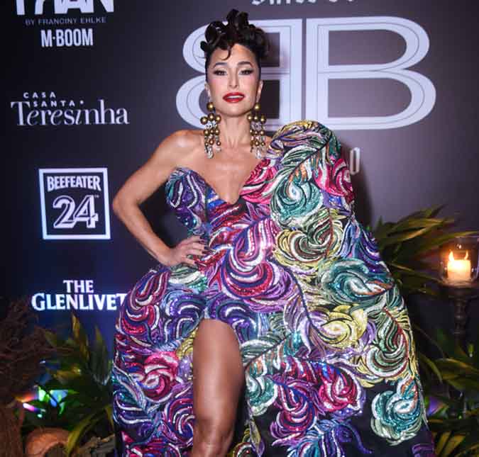 Com <i>look</i> elaborado, Sabrina Sato marca presença no <i>Baile do BB</i>, em São Paulo