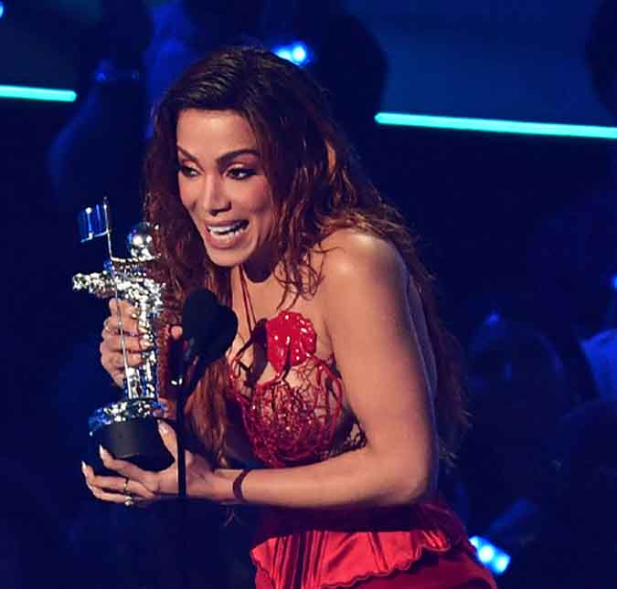 Avisa que é ela! Anitta faz história ao ser a primeira brasileira a conquistar o prêmio <i>VMA</i>. Saiba tudo o que rolou na atração