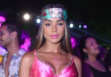 Brunna Gonçalves aproveita banheira com Ludmilla e posa <I>topless</i>