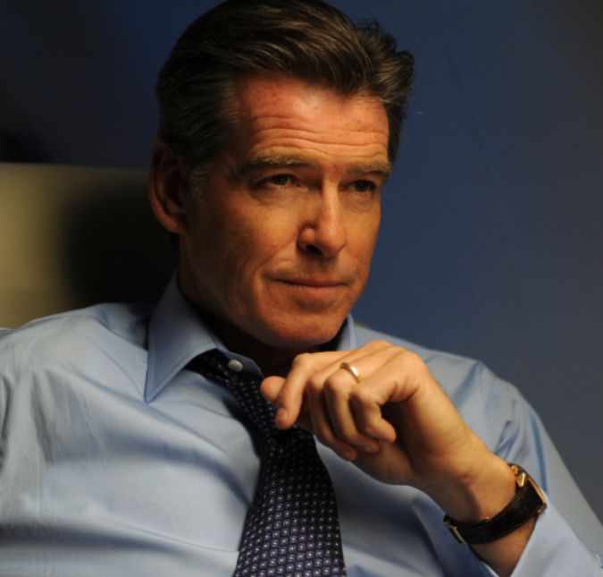 Ex-007 responde amigos que ofereceram bariátrica para esposa: Amo cada curva dela O ator Pierce Brosnan é casado com a jornalista e diretora Keely Shaye
