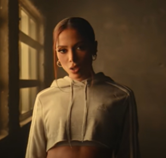 Anitta afirma que a melhor versão de si é quando está de pijama ao lado da família e do namorado