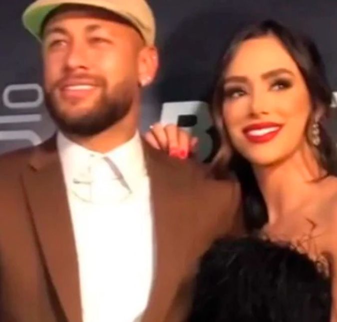 Bruna Biancardi e Neymar Jr. são vistos juntos após jogo do craque no Valentine's Day No vídeo, a influencer aparece segurando uma flor