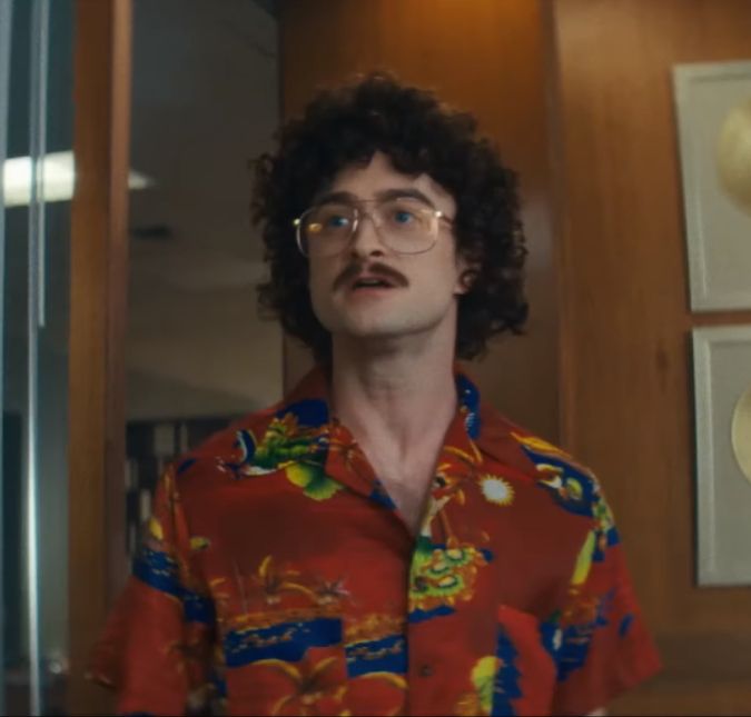 Filme com Daniel Radcliffe, Weird tem novo trailer divulgado; veja! No vídeo o ator aparece usando figurinos diferentões igual o compositor de paródias Weird Al Yankovic