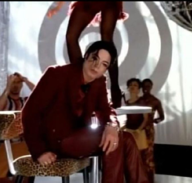 Já no início de janeiro de 2019, foi divulgado pelo TMZ que um novo documentário sobre Michael Jackson, chamado Leaving Neverland, traria à tona alegações de abusos sexuais cometidos pelo cantor contra garotos. Segundo o jornal The Sun, o documentário relata que Michael Jackson teria organizado uma cerimônia de casamento com um menino chamado Jimmy Safechuck, que na época tinha nove anos de idade. Jimmy alega que precisou trocar votos e declarações de amor com o cantor. Além disso, a suposta vítima contou que o rancho de Neverland possuía diversos quartos secretos e salas que só eram acessadas por Jackson, que eram utilizadas pelo músico para cometer seus atos de abuso contra as crianças que levava para o local. O filme ainda conta com depoimentos de advogados que teriam trabalhado nos processos movidos contra Jackson quando ele ainda estava vivo. Segundo os profissionais, Michael teria pago 754 milhões e 720 mil reais, para pelo menos 20 vítimas de abuso. Tenso!