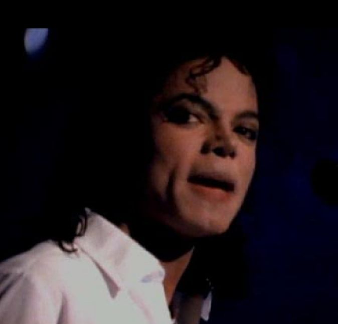 Outra fonte revelou que Michael teria usado seu rancho Neverland como um local para abusar de crianças - muitas delas com doenças graves: - Ele estava abusando de dúzias de crianças que eram mandadas ao seu rancho Neverland - incluindo crianças em cadeiras de rodas e sofrendo de doenças terminais. A casa de Jackson era o paraíso de um pedófilo mascarada de parque de diversões. Ele começou muito antes do que imaginam, em sua adolescência, então seu abuso ocorreu há mais de 30 anos e pode envolver centenas de vítimas.