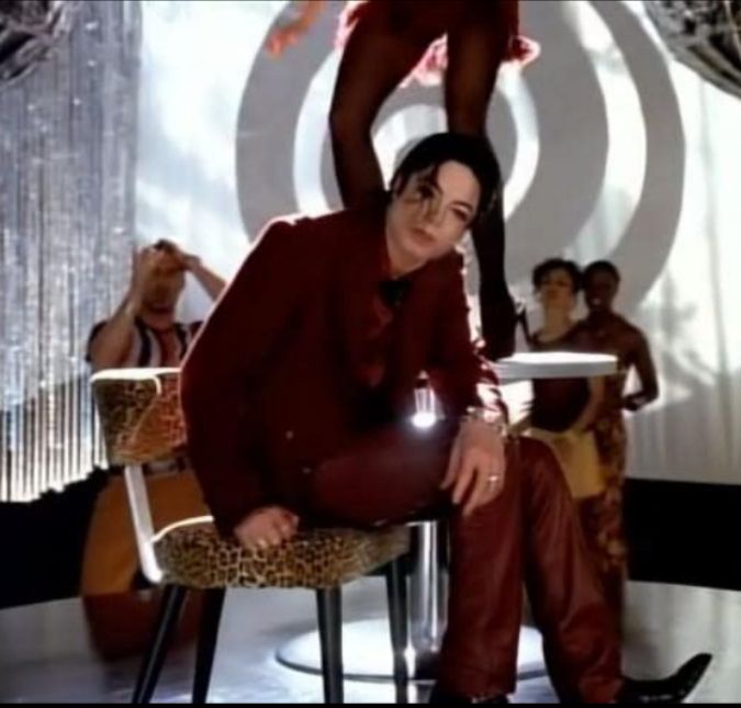 Filhos de Michael Jackson prestam homenagem ao pai no dia em que ele faria 64 anos de idade Prince Jackson e Paris Jackson compartilharam momentos de quando eram crianças junto com o cantor