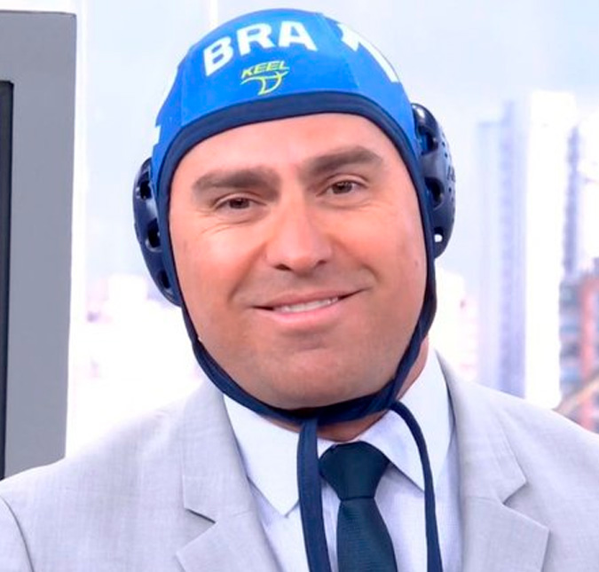 Buzz Lightyear é você? Rodrigo Bocardi é zoado por Sabina Simonato ao usar touca de polo aquático: <i>Cabeçudo</i>