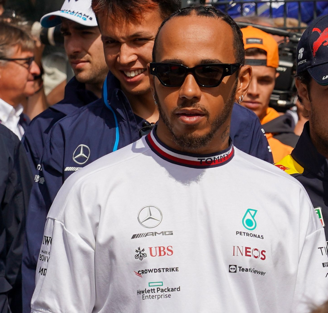 Lewis Hamilton fala sobre colisão na <I>Fórmula 1: Quase quebrei as costas ao cair</i>