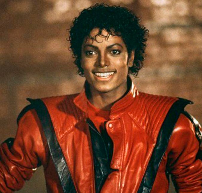 Michael Jackson, conhecido como o Rei do Pop, sempre esteve em destaque na mídia. Contudo, após a sua morte, em 25 de junho de 2009, seu nome passou novamente a ser envolvido a diversas acusações. O novo documentário produzido pela TMZ, que busca investigar quem teria sido realmente responsável pela morte de Michael, fez novas revelações sobre a vida do cantor, segundo o New York Post. O TMZ Investigates: Who Really Killed Michael Jackson ainda deve ser lançado no próximo mês, mas já está dando o que falar pela internet. Mesmo que o médico Conrad tenha sido responsabilizado pela morte do cantor, em 2009, o legista-chefe do condado de Los Angeles, Ed Winter afirma que Jackson abusava de drogas muito antes do acidente que levou a sua morte. Em suas pesquisas, o policial teria encontrado provas de que o dermatologista Arnold Klein guardou documentos fraudulentos sobre Michael. Nesses papéis estariam supostamente provas de que o cantor havia criado 19 pseudônimos para conseguir coletar diferentes drogas em diferentes médicos. A maneira como Michael conseguiu todas essas drogas foi fazer compras médicas. Ele tinha vários médicos diferentes com os quais estava envolvido e ele ia ao Doutor A e pedia um sedativo, e então ele ia ao Doutor B e podia pedir o mesmo contou o cirurgião plástico Harry Glassman. A seguir, confira mais polêmicas envolvendo a família Jackson: