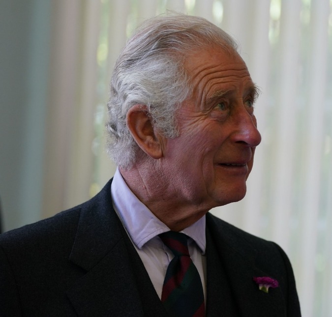Após declaração polêmica de Meghan Markle, fonte próxima a realeza dispara: <i>Príncipe Charles ama os dois filhos</i>