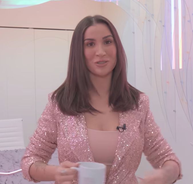 Após festa badalada, Bianca Andrade tira dia relax com o filho Os dois aproveitaram um tempinho em uma piscina