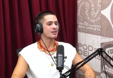 João Guilherme posa com Klara Castanho e rasga elogios para a atriz