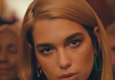 Com vestido decotado e transparente, Dua Lipa rouba a cena antes de embarcar para o Brasil