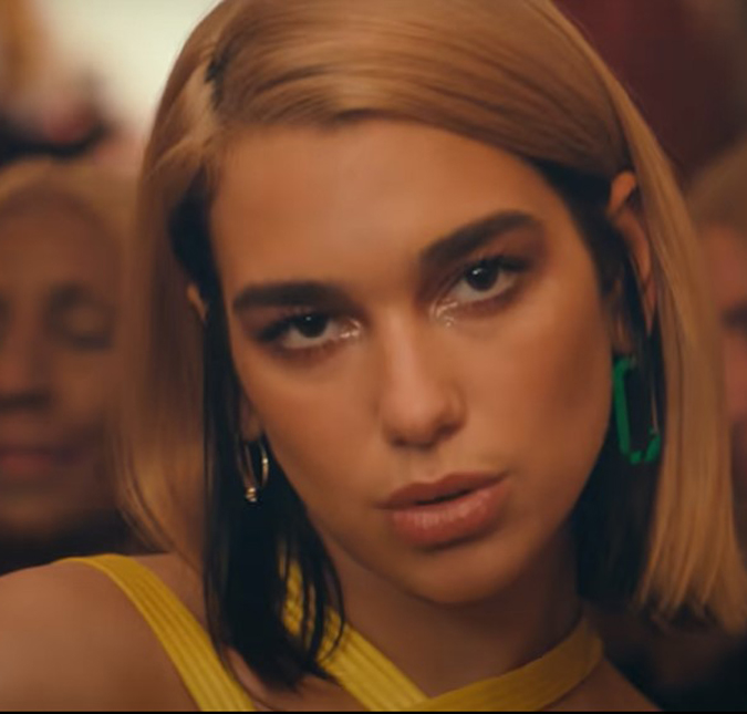 Com vestido decotado e transparente, Dua Lipa rouba a cena antes de embarcar para o Brasil