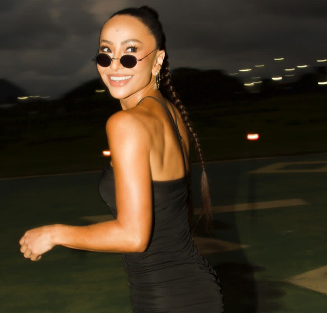Sabrina Sato vai de helicóptero para o <i>Rock in Rio</i> e chama atenção com lindo <i>look</i>