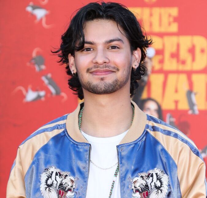 Xolo Maridueña fala sobre <i>Besouro Azul</i> e alfineta: <i>Histórias sobre latinos não precisam ser apenas sobre narcotraficantes</i>
