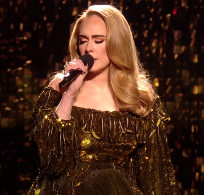 Adele recebe mais um prêmio na vida e posa ao lado do troféu