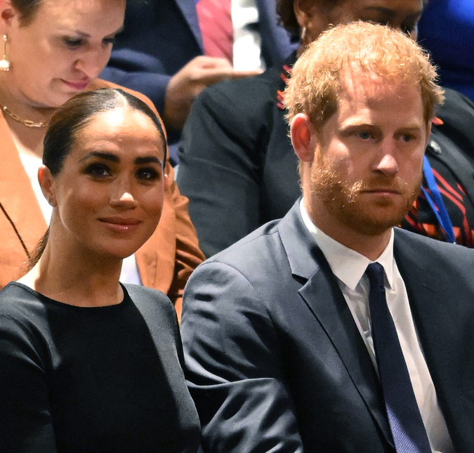 De volta ao Reino Unido, Meghan Markle e Príncipe Harry são fotografados indo para evento