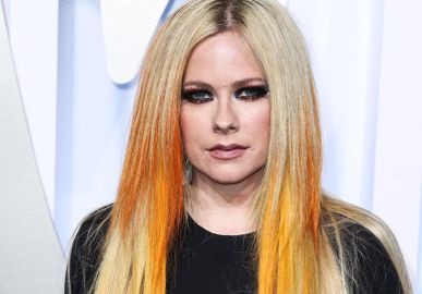 Avril Lavigne chega em São Paulo para turnê e aproveita para colocar sono em dia