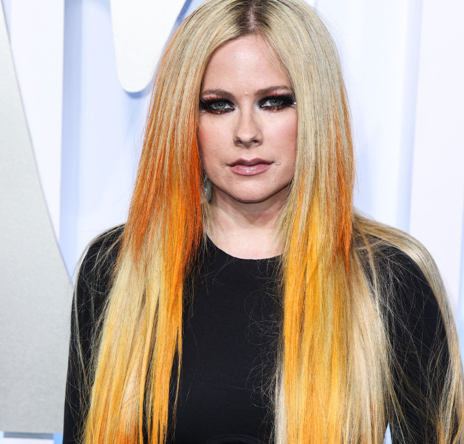 Avril Lavigne chega em São Paulo para turnê e aproveita para colocar sono em dia
