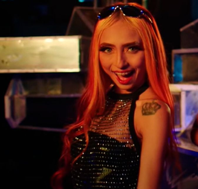 Ela já participou de clipe ao lado de Anitta e está com sede da fama! Ruivinha de Marte ganhou destaque na web pelas dancinhas desengonçadas. Tirando uma crítica ou outra, assim como Iran Malfitano, o currículo dela está devassado de grandes polêmicas. Ela já participou de clipe ao lado de Anitta e está com sede da fama! Ruivinha de Marte ganhou destaque na web pelas dancinhas desengonçadas. Tirando uma crítica ou outra, assim como Iran Malfitano, o currículo dela está devassado de grandes polêmicas.