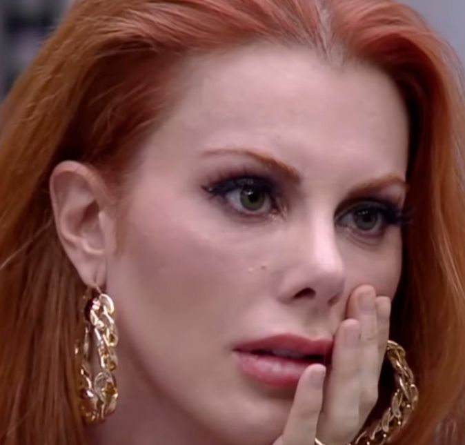 Conhecida por ter integrado o grupo As Ronaldinhas, Deborah Albuquerque está mais do que acostumada a aparecer na televisão. Antes de integrar o time de A Fazenda, ela foi uma das assistentes de palco do extinto programa Legendários, do Marcos Mion, e até participou do Power Couple Brasil, no qual aprontou poucas e boas. Apesar de ter conquistado o segundo lugar no reality, a ruiva construiu desavenças com grande parte dos participantes do jogo e recebeu fama de vitimista, dividindo opinião na web. Alguma dúvida de que ela irá causar muito? Conhecida por ter integrado o grupo As Ronaldinhas, Deborah Albuquerque está mais do que acostumada a aparecer na televisão. Antes de integrar o time de A Fazenda, ela foi uma das assistentes de palco do extinto programa Legendários, do Marcos Mion, e até participou do Power Couple Brasil, no qual aprontou poucas e boas. Apesar de ter conquistado o segundo lugar no reality, a ruiva construiu desavenças com grande parte dos participantes do jogo e recebeu fama de vitimista, dividindo opinião na web. Alguma dúvida de que ela irá causar muito?