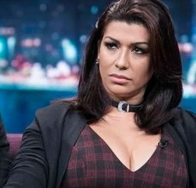 Quem aí lembra de quando surgiu a onda de mulheres-frutas nos anos 2000? Moranguinho fazia um baita sucesso, mas a intérprete era rodeada de polêmicas por conta do casamento com Naldo Benny. Juntos há 12 anos, Ellen Cardoso denunciou o cantor em 2017 por agressão e porte ilegal de arma. Segundo ela, Naldo lhe deu socos, chutes e puxões de cabelo. O artista foi solto após pagar fiança e, tempos depois, o casal se reconciliou. Quando você ama e vê nem que seja um por cento de chance de que você pode recuperar sua família, o seu relacionamento, aí, eu acho que vem a força de tentar consertar e reparar os erros. Acho que quando a pessoa passa por essa situação, é difícil alguém dizer: procura, conversa, vocês se amam'. As pessoas falam: larga, você não precisa passar por isso. Eu escolhi minha família, disse em entrevista ao Fabio Porchat. Em 2022, a dupla voltou a ser alvo de críticas por convidar uma mulher para um ménage. Nós temos 12 anos de casado e acho muito normal querer apimentar o relacionamento. A gente gosta de sexo. Qual o problema disso?, Ellen rebateu ao programa A Tarde É Sua. Já durante sua participação no podcast BarbaCast, ela revelou que flagrou Naldo pedindo nudes para uma desconhecida nas redes sociais. Respirei, contei até dez e estava me arrumando, escolhi a melhor roupa. Desci e estava ele sentado no sofá da sala com o telefone na mão. Parei na frente dele, bem calmamente no meu vestido todo coladinho, cabelão jogado de lado, toda maquiada, e falei assim: Para com essa p***a agora. Quem aí lembra de quando surgiu a onda de mulheres-frutas nos anos 2000? Moranguinho fazia um baita sucesso, mas a intérprete era rodeada de polêmicas por conta do casamento com Naldo Benny. Juntos há 12 anos, Ellen Cardoso denunciou o cantor em 2017 por agressão e porte ilegal de arma. Segundo ela, Naldo lhe deu socos, chutes e puxões de cabelo. O artista foi solto após pagar fiança e, tempos depois, o casal se reconciliou. Quando você ama e vê nem que seja um por cento de chance de que você pode recuperar sua família, o seu relacionamento, aí, eu acho que vem a força de tentar consertar e reparar os erros. Acho que quando a pessoa passa por essa situação, é difícil alguém dizer: procura, conversa, vocês se amam'. As pessoas falam: larga, você não precisa passar por isso. Eu escolhi minha família, disse em entrevista ao Fabio Porchat. Em 2022, a dupla voltou a ser alvo de críticas por convidar uma mulher para um ménage. Nós temos 12 anos de casado e acho muito normal querer apimentar o relacionamento. A gente gosta de sexo. Qual o problema disso?, Ellen rebateu ao programa A Tarde É Sua. Já durante sua participação no podcast BarbaCast, ela revelou que flagrou Naldo pedindo nudes para uma desconhecida nas redes sociais. Respirei, contei até dez e estava me arrumando, escolhi a melhor roupa. Desci e estava ele sentado no sofá da sala com o telefone na mão. Parei na frente dele, bem calmamente no meu vestido todo coladinho, cabelão jogado de lado, toda maquiada, e falei assim: Para com essa p***a agora.