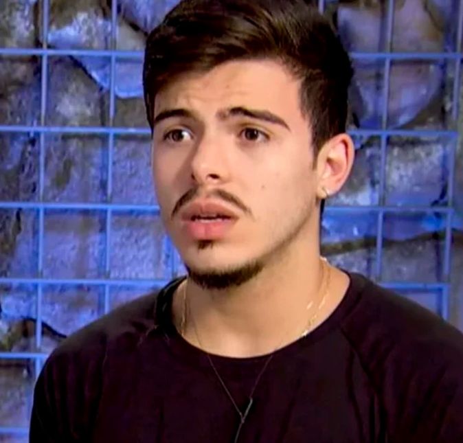 Thomaz Costa é outro artista que está carimbando a carteira de realities. O ex-namorado de Larissa Manoela participou da primeira edição de A Ilha e teve o nome repleto de polêmicas. Logo após que saiu do programa, ele avisou nas redes sociais que não iria mais usar maconha e, para comprovar a decisão, fez um vídeo jogando a droga na privada. Apesar de ter ficado conhecido por interpretar Danizel Zapata em Carrossel, novela do SBT, Thomaz quis se desvencilhar totalmente da imagem de ator-mirim e criou perfis em plataformas de conteúdo adulto, com vídeos e fotos mostrando o corpo. A pessoa que quisesse visualizar o material explícito teria que pagar quase 200 reais. Por sinal, falando em conteúdo explícito, o artista já foi flagrado pela polícia fazendo sexo no carro. Eita! Será que vão rolar muitas cenas embaixo do edredom? Thomaz Costa é outro artista que está carimbando a carteira de realities. O ex-namorado de Larissa Manoela participou da primeira edição de A Ilha e teve o nome repleto de polêmicas. Logo após que saiu do programa, ele avisou nas redes sociais que não iria mais usar maconha e, para comprovar a decisão, fez um vídeo jogando a droga na privada. Apesar de ter ficado conhecido por interpretar Danizel Zapata em Carrossel, novela do SBT, Thomaz quis se desvencilhar totalmente da imagem de ator-mirim e criou perfis em plataformas de conteúdo adulto, com vídeos e fotos mostrando o corpo. A pessoa que quisesse visualizar o material explícito teria que pagar quase 200 reais. Por sinal, falando em conteúdo explícito, o artista já foi flagrado pela polícia fazendo sexo no carro. Eita! Será que vão rolar muitas cenas embaixo do edredom?