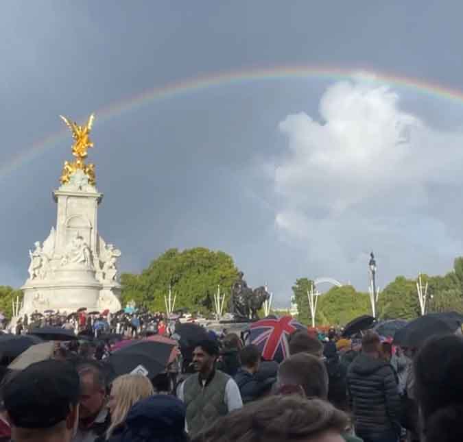 Arco-íris aparece nos arredores do palácio de Buckingham, logo após anúncio da morte da rainha Elizabeth II