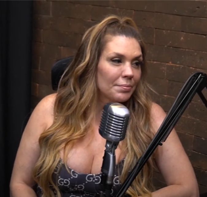 A cantora falou em seu Instagram sobre as perucas e os lenços que vem usando