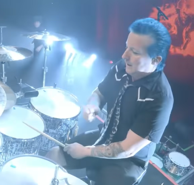 Baterista do <I>Green Day</i> vai em roda de samba no Rio de Janeiro