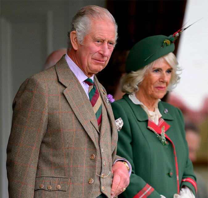 Rei Charles III e Camilla Parker Bowles são recebidos em Londres por multidão