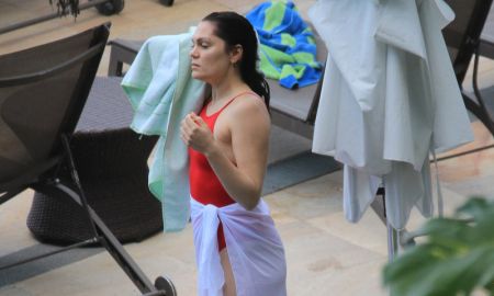 Jessie J curte praia e piscina com namorado no Rio de Janeiro