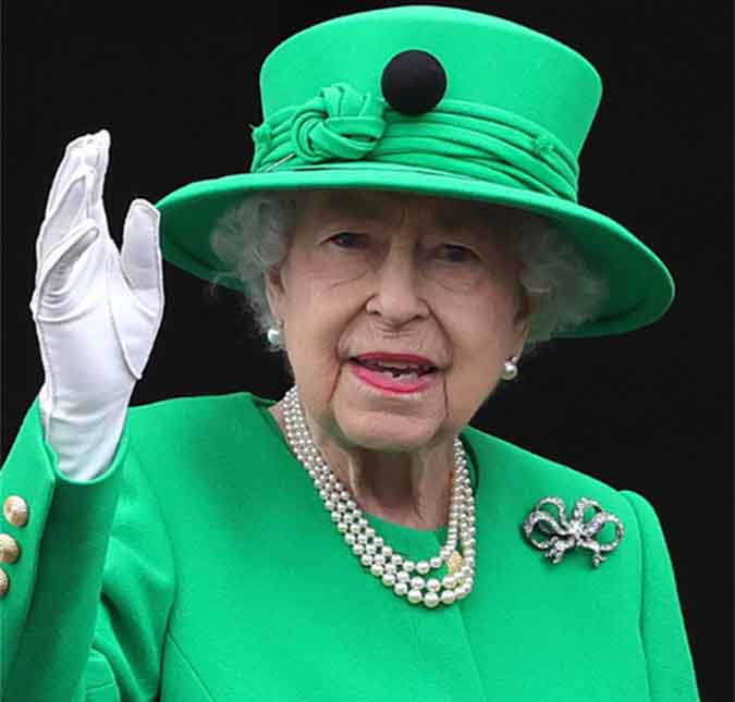 Rainha Elizabeth II será enterrada apenas com anel de casamento e brincos de pérolas, diz especialista