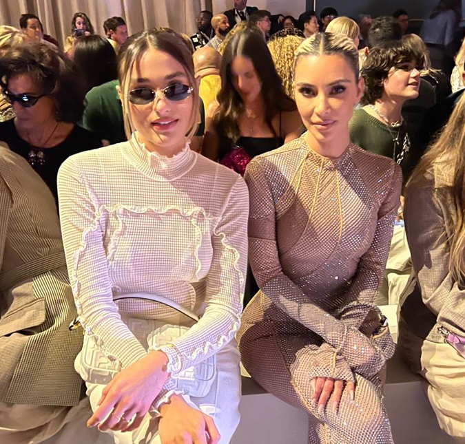 Sasha Meneghel posa ao lado de Kim Kardashian na semana de moda em Nova York