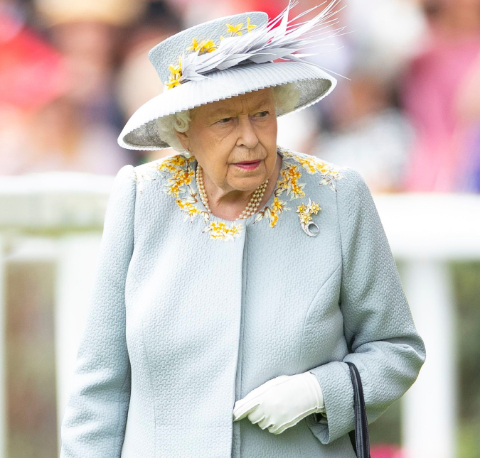 Corpo de Rainha Elizabeth II segue em cortejo fúnebre até a capital escocesa