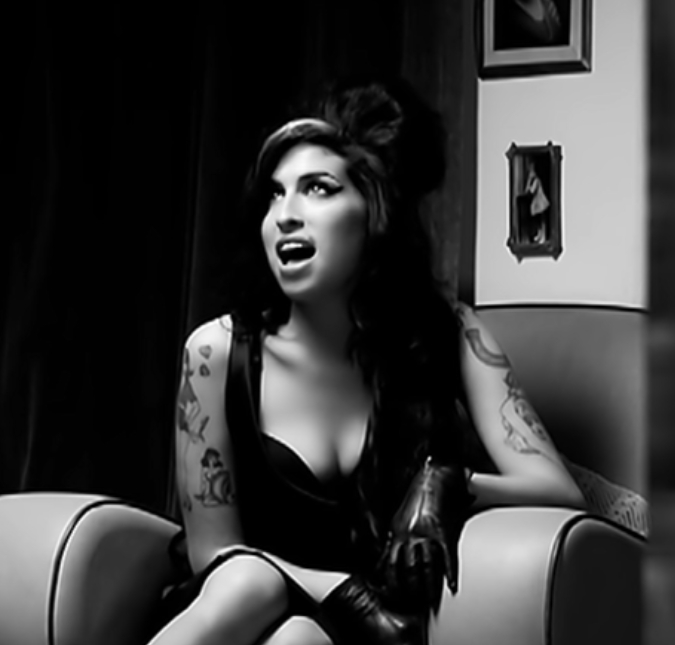 Pai de Amy Winehouse processa amigas da cantora, diz jornal