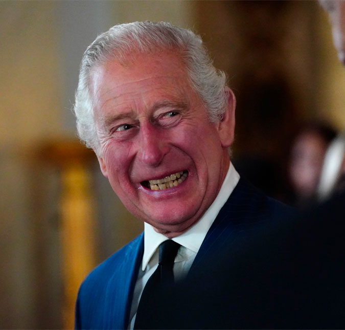 Rei Charles III se emociona ao ouvir o Parlamento cantar <i>Deus salve o rei</i>: - Não posso deixar de sentir o peso da história</i>