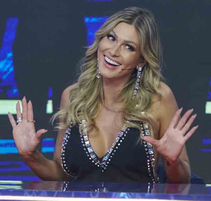 Em momento raro, Lívia Andrade fala sobre relação com o namorado: - <i>Sou uma mulher abençoada</i>