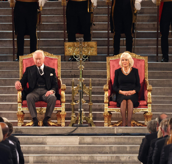 Rei Charles III e Camilla sentam em trono pela primeira vez após a morte da Rainha Elizabeth II