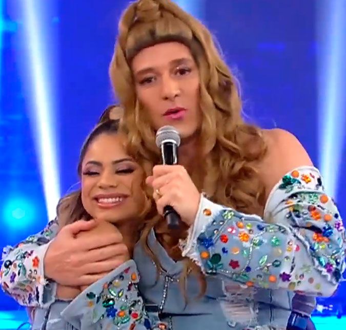 Completamente empenhado na dança, boatos afirmam que até o MC Guimê ficou da dúvida de quem era quem no palco