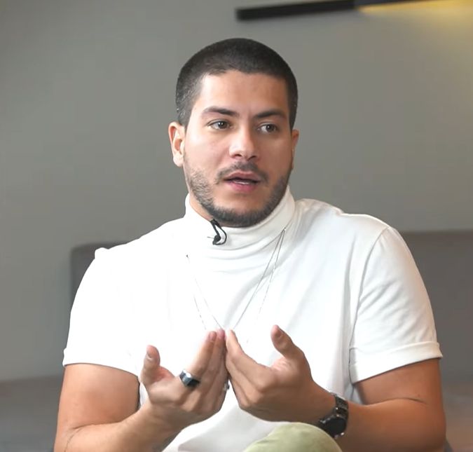 Arthur Aguiar mostra que ganhou um novo prêmio, saiba mais! O ator dividiu a felicidade dele com os fãs nas redes sociais
