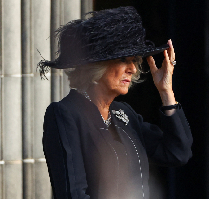 Camilla Parker Bowles usa broche dado anteriormente por Príncipe Philip durante missa para Rainha Elizabeth II