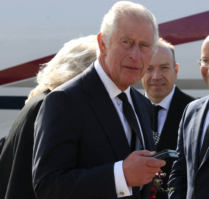 Dedos inchados e vermelhos do rei Charles III chamam atenção nas redes sociais