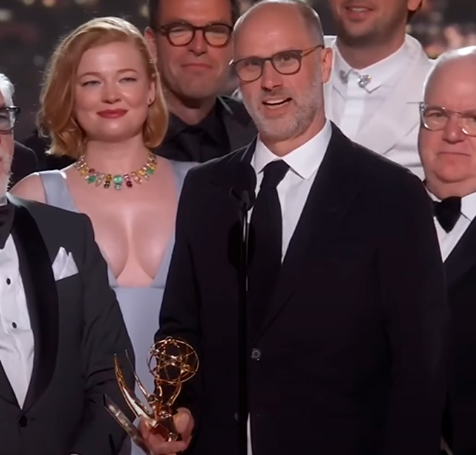 Idealizador da série <i>Succession</i> brinca com Rei Charles III em discurso no <i>Emmy</i>: - <i>Grande semana para sucessões</i>