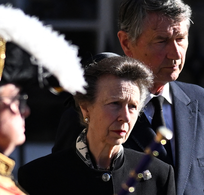 Princesa Anne acompanha caixão da Rainha Elizabeth II em traslado para Inglaterra