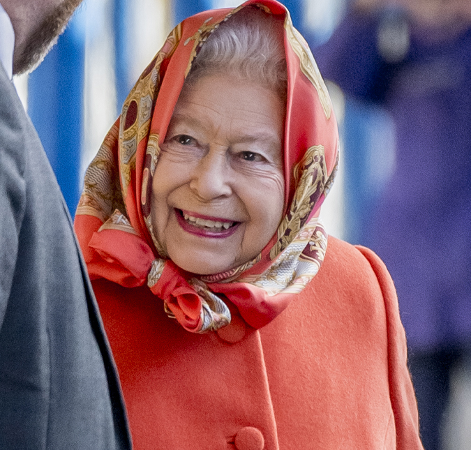 Avião com o corpo da Rainha Elizabeth II pousa em Northolt, no oeste de Londres